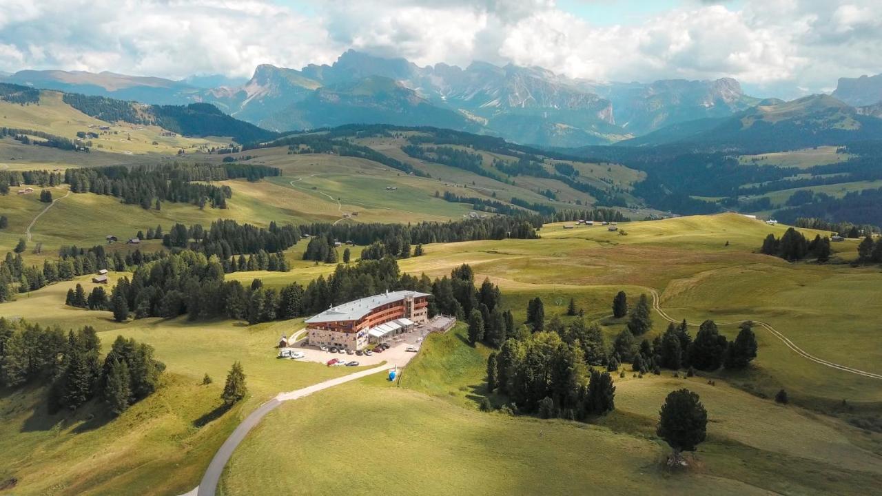 Paradiso Pure Living Vegetarian-Vegan Hotel Alpe Di Siusi Bagian luar foto